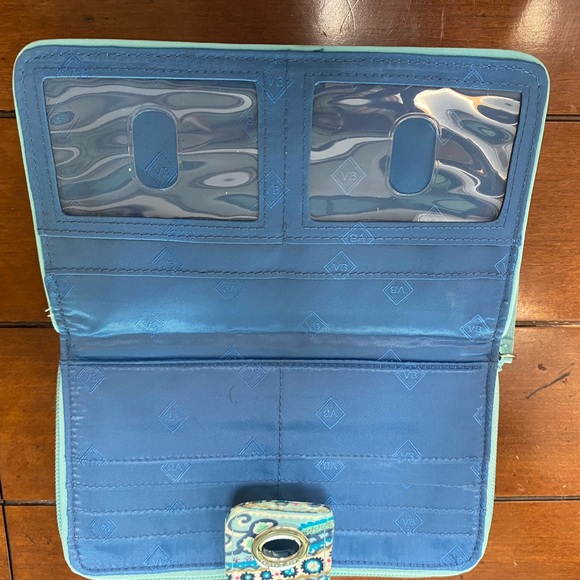Vera Bradley wallet. Good preowned condition. - Picture 3 of 4